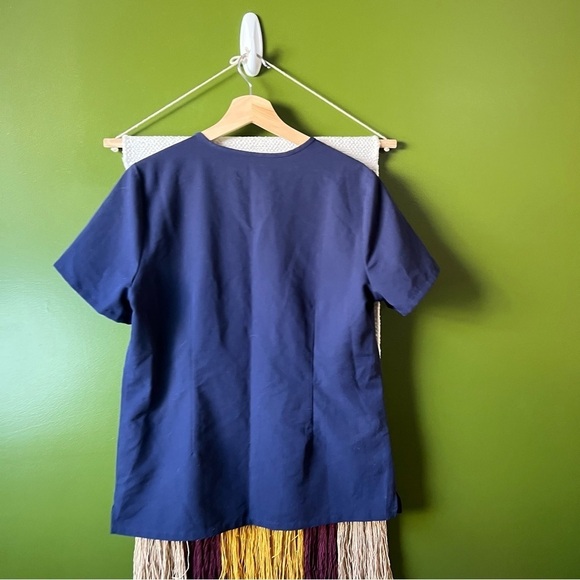 FIGS CASMA THREE POCKET SCRUB TOP size medium - Picture 4 of 6